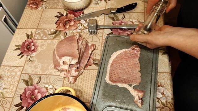 Как отбить мясо свинину на отбивные ?