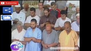 Шейх читает Коран на молитве и сильно плачет