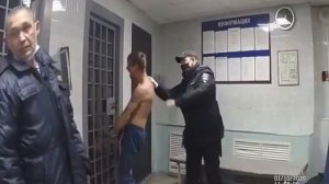 молодого человека били дубинками сотрудники полиции.