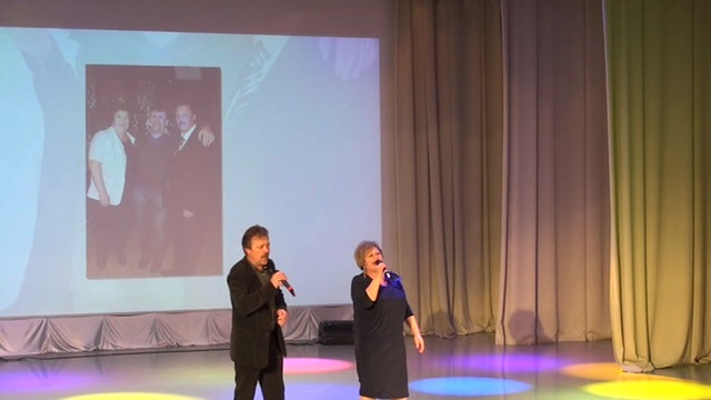 Супруги Калашниковы исполняют песню Приходите в мой дом смотреть онлайн