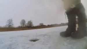 СУПЕР КЛЁВ ЩУКИ НА ЖЕРЛИЦЫ ПО ПЕРВОМУ ЛЬДУ! ЩУКА АТАКУЕТ НА МЕЛКОВОДЬЕ И КОРЯЖНИКЕ!