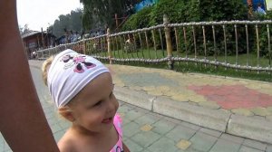 Дети в зоопарке Роев ручей, животные, катаемся на аттракционах) Детский канал) Зоопарк Роев ручей