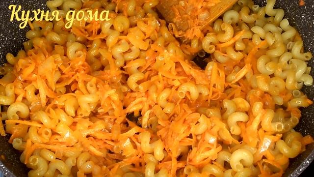 Макароны на сковороде. Макароны на сковороде без мяса с томатной пастой, сосисками, луком и морковь