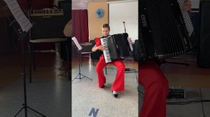 «Русский танец» Георгия Шендерёва исполняет очаровательная “lady in red” Ольга. Теплоход «Тимирязев