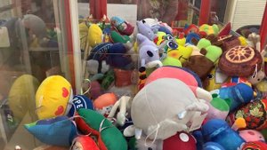 АВОКАДО СНОВА В ДЕЛЕ!!! ВЫТАСКИВАЕМ ИГРУШКИ ИЗ АВТОМАТА ХВАТАЙКА!