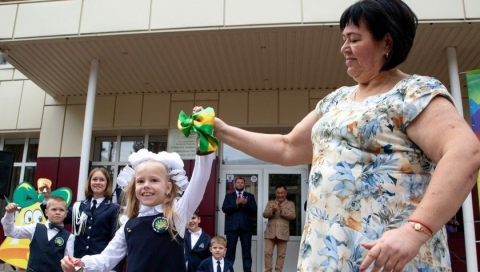 Военные РФ подарили детям-сиротам ЛНР учебники, продукты и сладости к 1 сентября