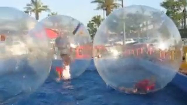 дети в огромных надувных шарах на воде. смотреть онлайн