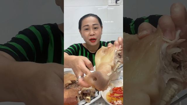 Mukbang tô cháo với đĩa lòng siêu to