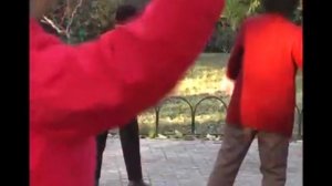 танцы с веерами, пожилая женщина. Пекин, Китай