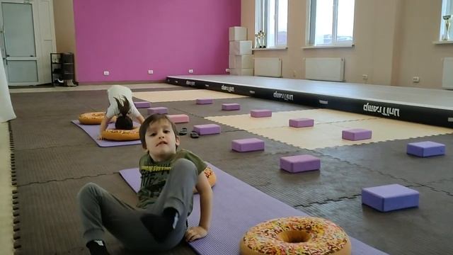 Занятия по акробатике и гимнастике смотреть онлайн