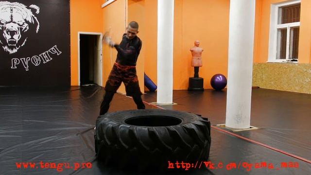 Ударил за 30 секунд 22 удара кувалдой по покрышке. Забиваем гвозди) смотреть онлайн