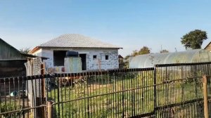 Завершил укладку шифера под черепицу.