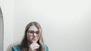 Симпатичная девушка надувает красивые шарики