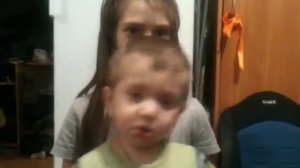 мальчик читает новогодний стих