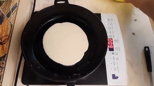 КОГДА ДОМА НЕТ ЖЕНЫ, А ПОКУШАТЬ ХОЧЕТСЯ. ЖАРИМ БЛИНЫ НА ИНДУКЦИОННОЙ ПЛИТКЕ смотреть онлайн