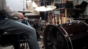 Учусь играть джаз щётками на барабанах.