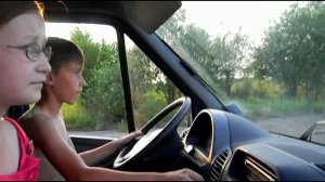 Дети за рулем.Стасик 11лет и подружка Даша(2011г)