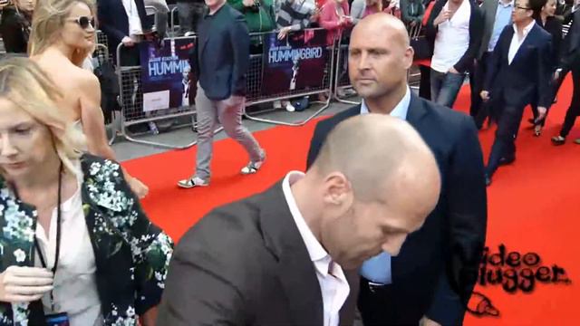 Jason Statham with the fans at the Hummingbird World Premiere in London смотреть онлайн