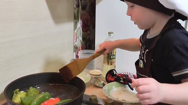 10.09.2021г. Елисей Репников, 3 года, готовит одновременно два блюда: котлеты и фаршированный перец