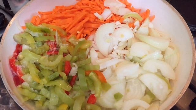 Минтай, запечённый с овощами.