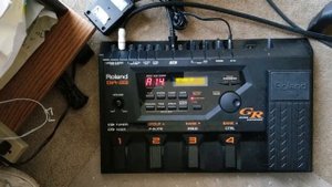 Roland GR-33 Guitar Synthesizer