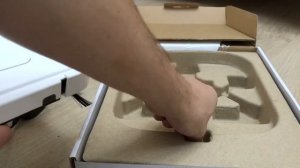 Самый тонкий робот-пылесос Clever&Clean Slim против кота