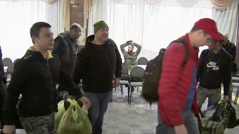 В военкоматы по всей России приходят тысячи мобилизованных и добровольцев