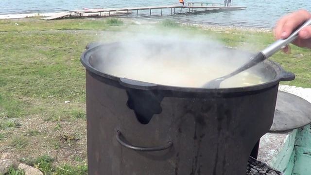 Царская уха из осетра и сома, приготовленная в казане.