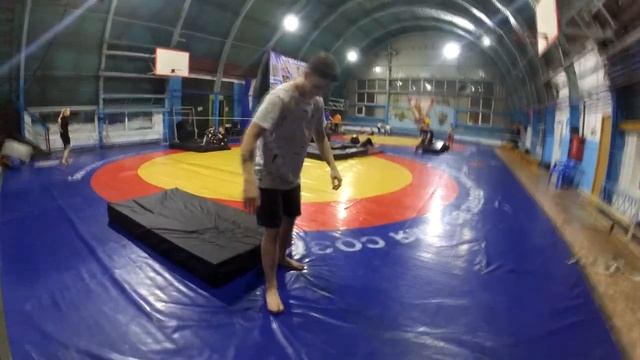 КАК НАУЧИТЬСЯ ФЛЯК НАЗАД С НУЛЯ(ЛАЙФХАК) смотреть онлайн