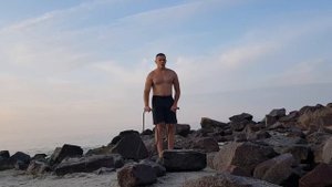 УТРЕННЯЯ ЗАРЯДКА КОТОРУЮ МОЖНО И НУЖНО ДЕЛАТЬ КАЖДОМУ! Тренировка с борцовским жгутом.