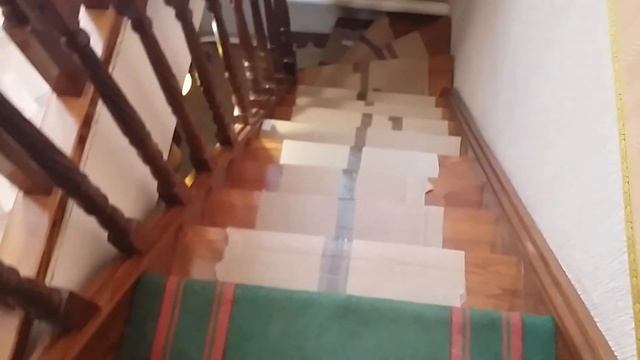Чем закрыть деревянную лестницу, что бы не повредить ступени при ремонте. смотреть онлайн