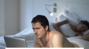 Муж любит смотреть порно, а вы в это время… Почему? Что делать?