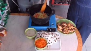 Куриные крылья с рисом и овощами в казане. #мангальныесубботы #шампиньоны #курица #крылья