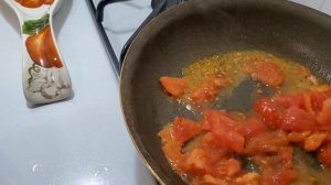 Легкий ужин : яичница с помидором.., обжаренный сладкий перец, салат