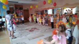 "Танец с листочками" /музыка А Филиппенко, слова А. Макшанцевой/.