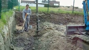 Ямобур на базе мини экскаватора бурит отверстие ,диаметр 250 мм. глубина 2 м. Кузмоловский,Куялово