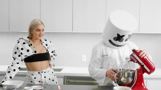 Cooking with Marshmello: How To Make FRIENDS Cookies (Feat. Anne-Marie) смотреть онлайн