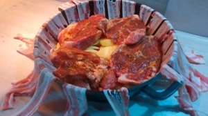 Картофель с мясом в беконе в духовке
