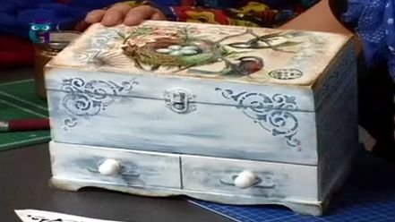 Декупаж. Декорируем комодик используя краски на основе воска. Мастер класс