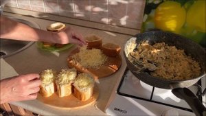 Превосходный жюльен в багете. Сможет приготовить любая хозяйка.