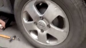Ремонт: Nissan Almera Classic 2006. Как открутить гайка болт секретки без специального ключа.