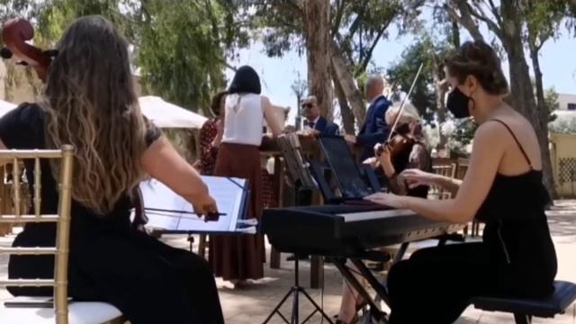 Trio plays at the wedding in Spain. - Струнное трио играет на свадьбе в Испании.