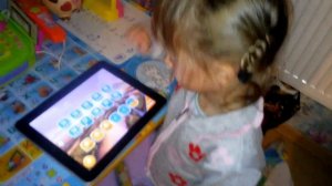 Сонечка играет в iPad ?