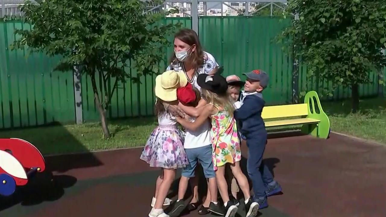 Михаил Мишустин подписал распоряжение о выделении более 34 миллиардов рублей на детские выплаты