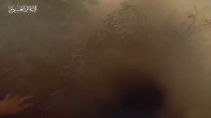 Боевик ХАМАСа подбегает и устанавливает взрывное устройство на израильский танк Merkava Mk.IV в мест