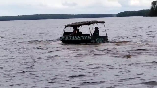 Гусеничный болотоход Хома. Первый заплыв.