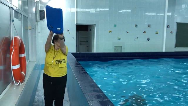 Урок по обучению технике плавания «Кролем на груди» 3 класс.