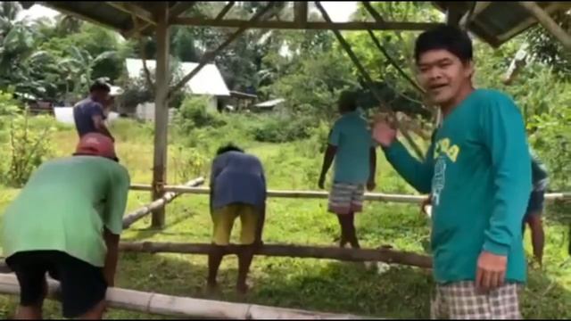 NAGTULONG TULONGAN ANG MGA KAPITBAHAY NAMIN PARA BUHATIN ANG MALIIT NA KUBO PARA ILIPAT SA KABILA смотреть онлайн
