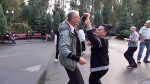 ПОЦЕЛУЙ МЕНЯ УДАЧА!??/ТАНЦЫ В ПАРКЕ ГОРЬКОГО ХАРЬКОВ СЕНТЯБРЬ 2021