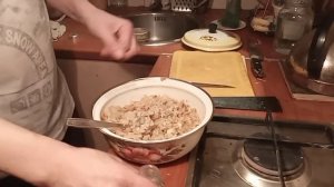 Оладьи из овсяных хлопьев с яйцом и луком.